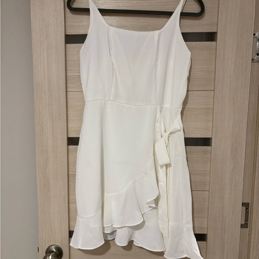 Elegant White Sleeveless Dress